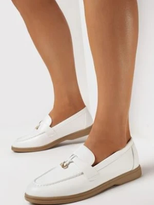 Białe Eleganckie Mokasyny z Ozdobną Zawieszką Biaga