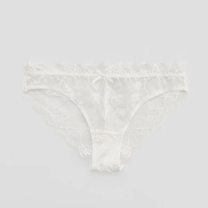 Białe figi z koronką w kwiatowy wzór House