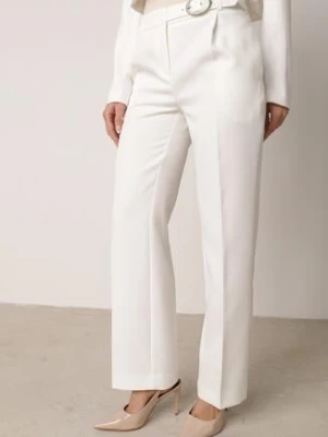 Białe Garniturowe Spodnie VICES na Kant z Wszytym Paskiem z Klamrą Azivore