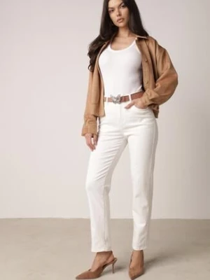 Białe Jeansy Mom Fit z Wiskozą Bawełną i Wysokim Stanem z Paskiem z Motylem Nevilias