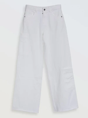 Białe jeansy typu WIDE LEG z asymetrycznymi kieszeniami na nogawkach Reporter