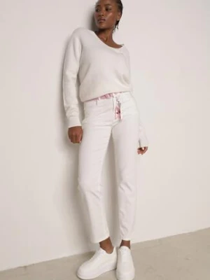 Białe Jeansy z Bawełną i Wiskozą o Kroju Mom Fit z Apaszką i Paskiem Hetirae
