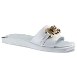 Klapki damskie Chebello, naturalna skóra licowa z szerokim paskiem ozdobionym metalowym łańcuchem oraz płaską podeszwą, białe, 2603-196-PSK