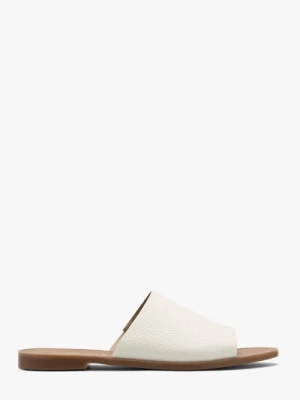 Białe klapki damskie płaskiej podeszwie Ryłko