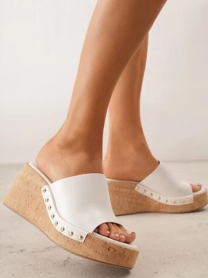Białe Klapki na Korkowej Platformie i Koturnie z Nitami Aezira ciaodeo