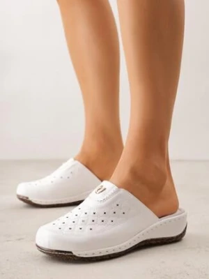 Białe Klapki na Koturnie z Perforacją Tłoczeniem i Metaliczną Aplikacją Eupheda gogo gogo
