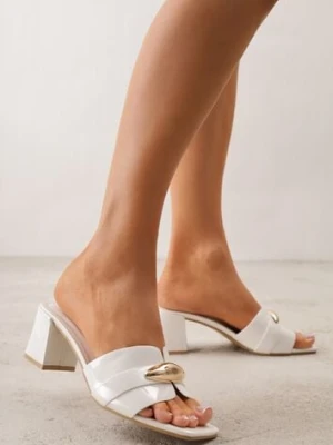 Białe Klapki na Słupku w Eleganckim Stylu Zdobione Podłużną Aplikacją Achythia pallika paris