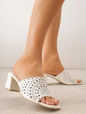 Białe Klapki na Słupku z Ażurową Cholewką i Kwadratowym Noskiem Bevyrae pallika paris