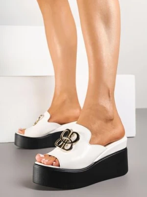 Białe Klapki Vices na Koturnie Zdobione Geometryczną Aplikacją Obeliae