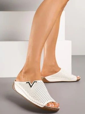 Białe Klapki Vices z Perforowaną Cholewką Sarianae