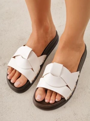 Białe Klapki z Przekładanymi Paskami i Ozdobnymi Nitami Talysha