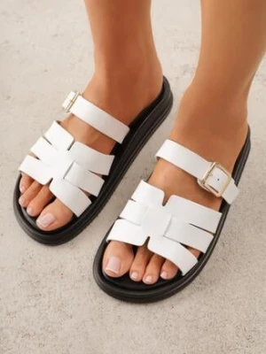 Białe Klapki z Przeplatanymi Paskami i Klamrą Ravelya