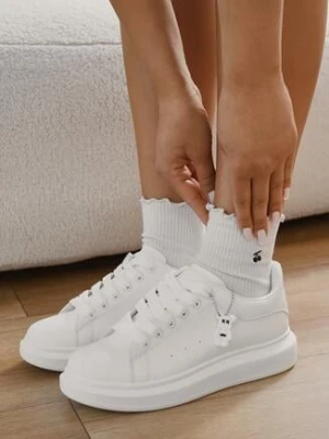 Białe Klasyczne Sneakersy z Ozdobną Zawieszką Tenevia
