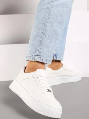 Białe Klasyczne Sznurowane Sneakersy na Płaskiej Podeszwie z Perforacją Vlineya