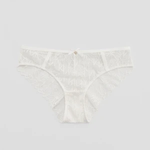 Białe koronkowe figi z kokardką i złotym detalem House