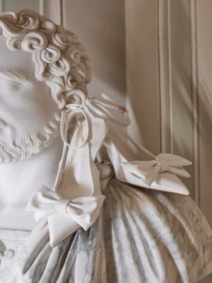 Białe Lakierowane Sandały na Szpilce Vices z Dużą Kokardką Bez Pięty Velozia