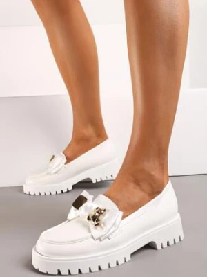 Białe Mokasyny na Grubej Podeszwie z Ozdobną Kokardą i Złotymi Aplikacjami Alrajea