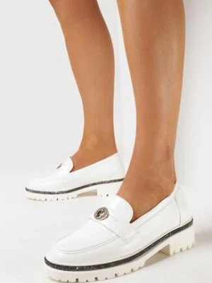 Białe Mokasyny Zdobione Cyrkoniami i Stalową Ozdobą Daraelle