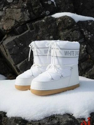 Białe Ocieplone Śniegowce Wsuwane z Ozdobnym Napisem i Sznurowaniem Nalissa