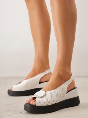 Białe Perforowane Sandały VICES na Koturnie z Aplikacją w Kształcie Koła Mithais