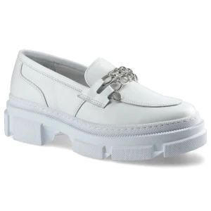 Półbuty damskie Karino, naturalna skóra licowa w białym kolorze z ozdobnym łańcuchem na podbiciu oraz masywną podeszwą o wyraźnym profilu, białe, 389