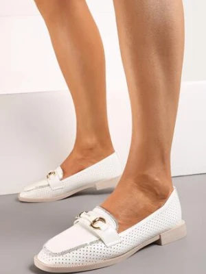 Białe Półbuty Loafersy Ozdobione Klamrą Cyrkoniami i Perforacją Jalessa