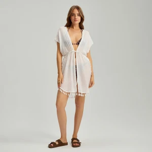 Białe ponczo o kimonowym kroju z frędzlami House