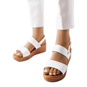Białe sandały na koturnie Pogibonsi Inna marka