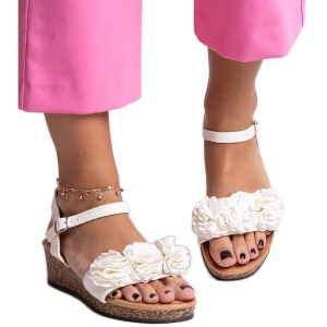 Białe sandały na koturnie z kwiatami Meaza Inna marka