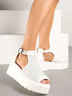 Białe Sandały na Koturnie ze Skórzaną Wkładką i Ozdobnymi Wycięciami Sopilora purlina