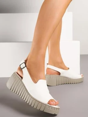 Białe Sandały Vices na Koturnie z Tłoczeniem Realivra