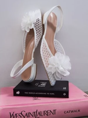 Białe Sandały Vices Slingback z Siateczkową Cholewką Ozdobione Kwiatem 3D Lilivora