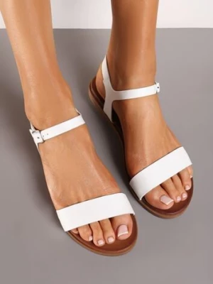 Białe Sandały z Imitacji Skóry na Płaskiej Podeszwie Zapinane przy Kostce Millia