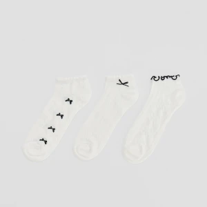 Białe skarpetki stopki z tłoczeniami i czarnymi zdobieniami 3-pak House