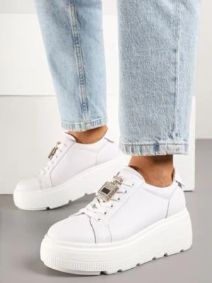 Białe Skórzane Sneakersy na Grubej Podeszwie z Metaliczną Ozdobą Falenna cambell