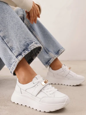 Białe Skórzane Sneakersy na Grubej Podeszwie z Paskiem z Metalowym Zapięciem Cirmia Goodin