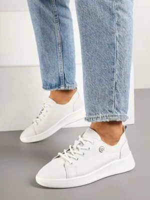 Białe Skórzane Sneakersy Zdobione Minimalistyczną Aplikacją Velotina