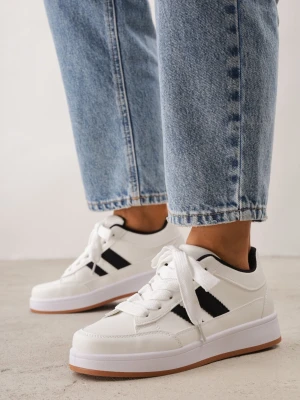 Białe Sneakersy Casual z Ozdobnymi Przeszyciami i Paskami z Boku Ariesera