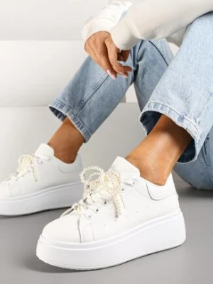 Zdjęcie produktu Białe Sneakersy na Grubej Podeszwie Ozdobione Perełkami na Sznurówkach Sellira