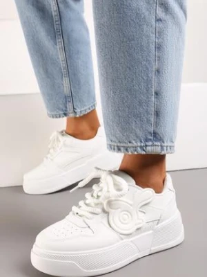 Białe Sneakersy na Grubej Podeszwie z Abstrakcyjną Aplikacją Cadisa