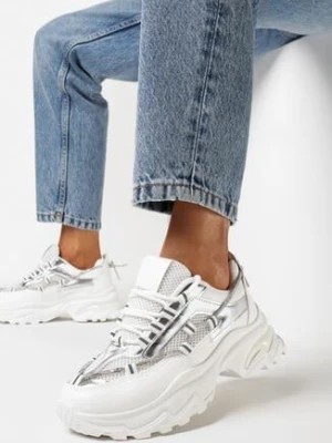 Zdjęcie produktu Białe Sneakersy na Grubej Podeszwie z Cyrkoniami i Ozdobnym Sznurkiem Evadnie