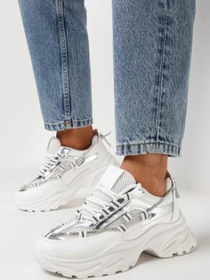 Zdjęcie produktu Białe Sneakersy na Grubej Podeszwie z Cyrkoniami i Ozdobnym Sznurkiem Evadnie