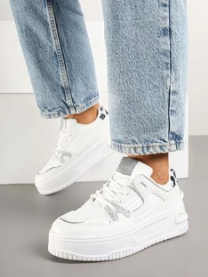 Białe Sneakersy na Grubej Podeszwie z Perforacją i Geometrycznym Tłoczeniem Deolisa