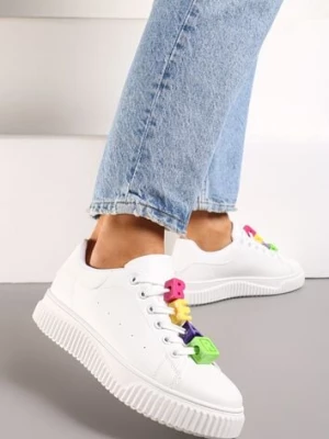 Białe Sneakersy na Niskiej Platformie z Kolorowymi Aplikacjami na Sznurówkach Lasteria