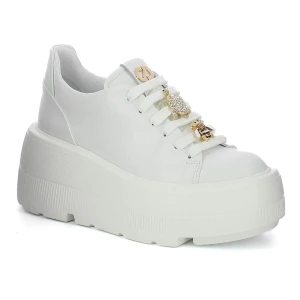 Białe sneakersy na platformie CARINII B9589-L46-000-000-G36