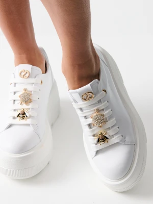 Białe sneakersy na platformie CARINII B9589-L46-000-000-G36