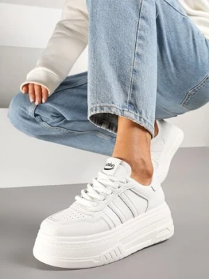 Zdjęcie produktu Białe Sneakersy na Platformie Ozdobione Paskami i Perforacją Fonadel
