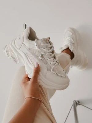 Białe Sneakersy na Tłoczonej Podeszwie z Ozdobnym Sznurowaniem i Wstawkami z Siateczki Xerxia