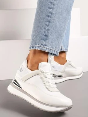 Białe Sneakersy na Ukrytym Koturnie z Metaliczną Blaszką i Napisem Yenavra