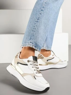 Białe Sneakersy Ozdobione Napisem i Panterką Wakkaria